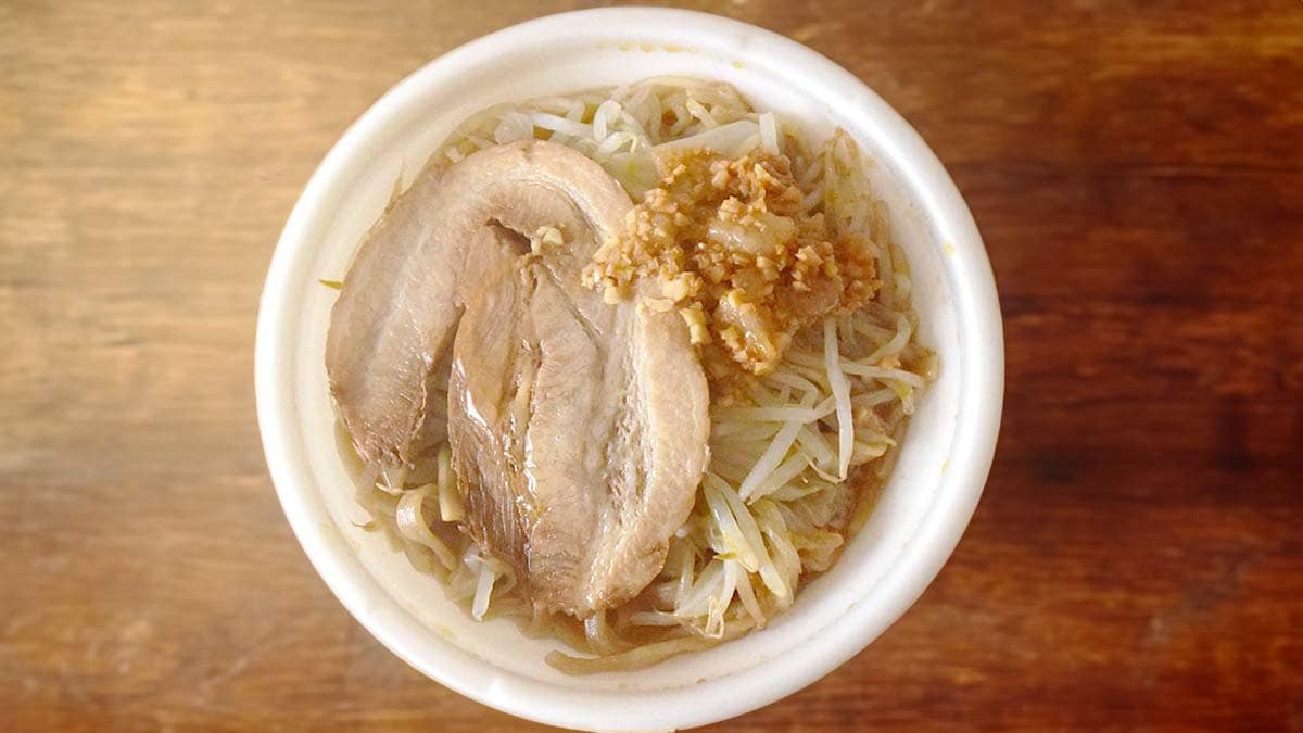 容器の約半分を覆うほどの大きいチャーシューは圧巻。