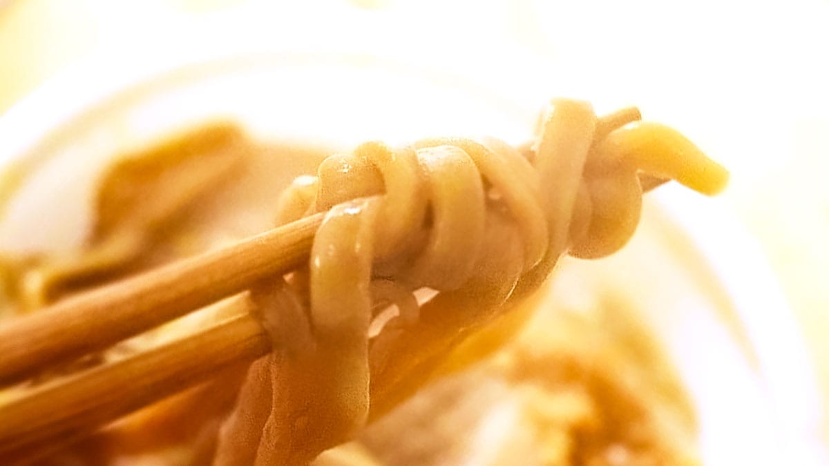 とみ田を彷彿とさせる、ワシワシの麺
