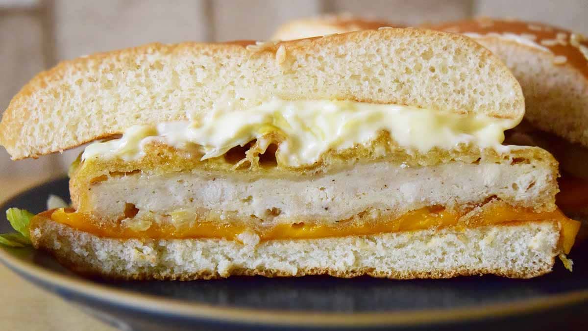 マックチキンにチーズのまろやかさが加わった一品。