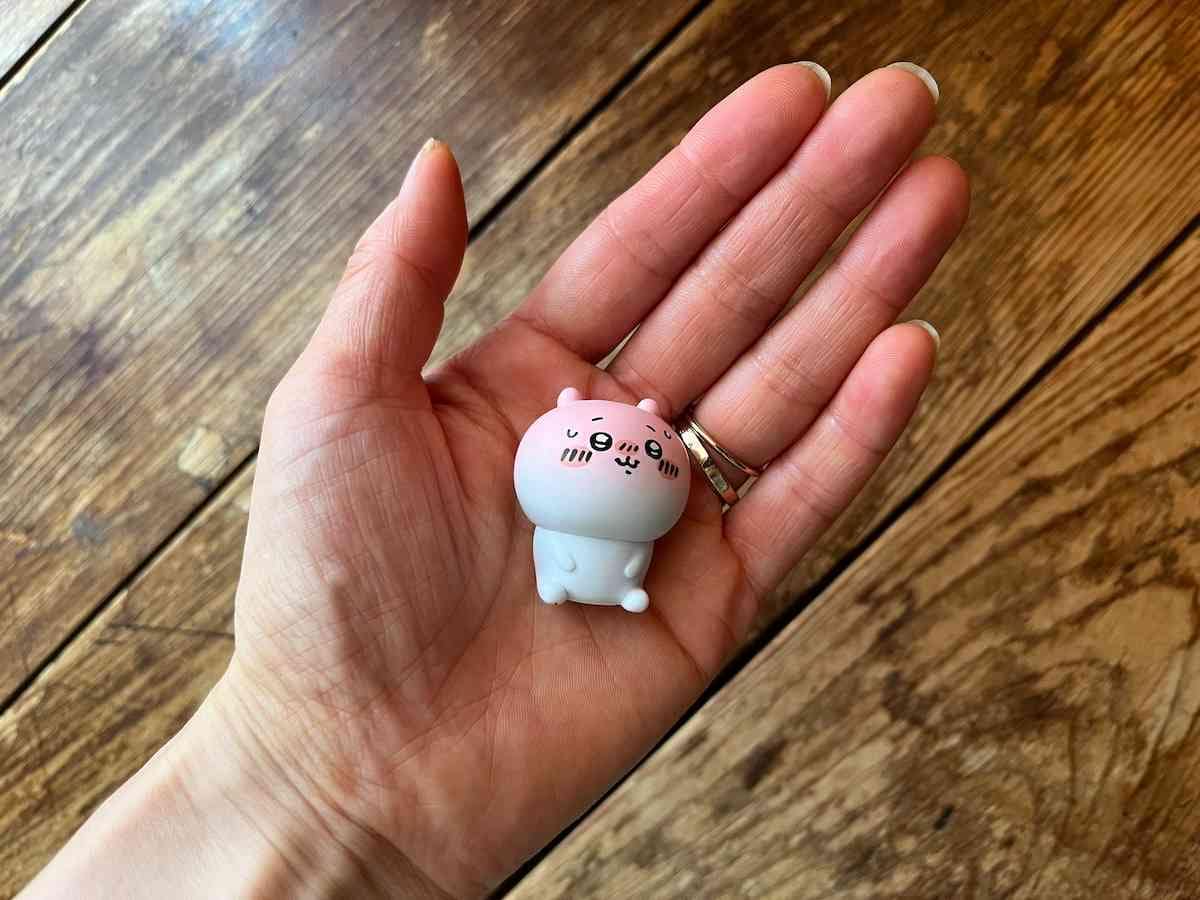 キャンドゥの「ちいかわインテリアミニフィギュア2 ちいかわ」は手のひらサイズ
