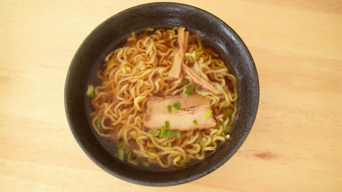 鶏と煮干しがほどよくきいた醤油スープ。