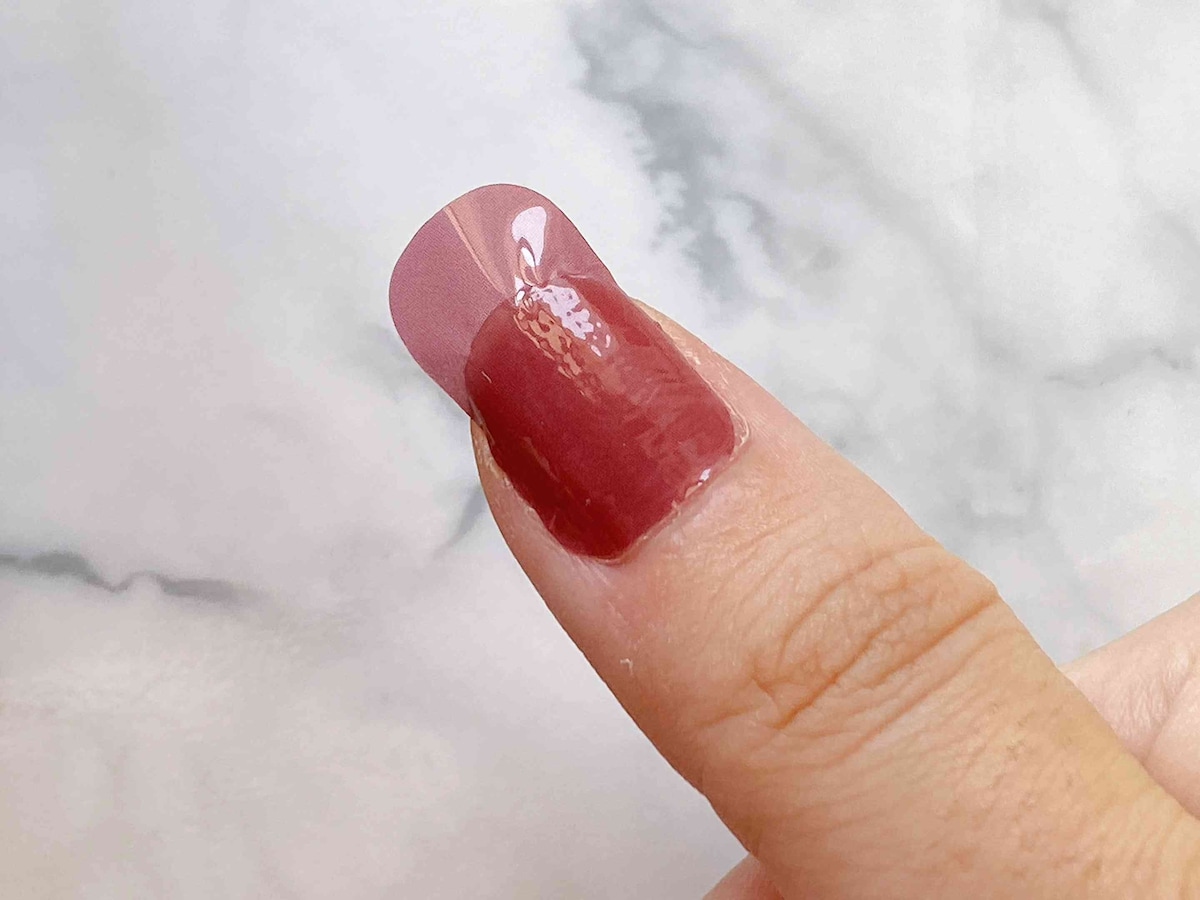ネイルシールが長い部分はファイリングするので気にしなくてOK