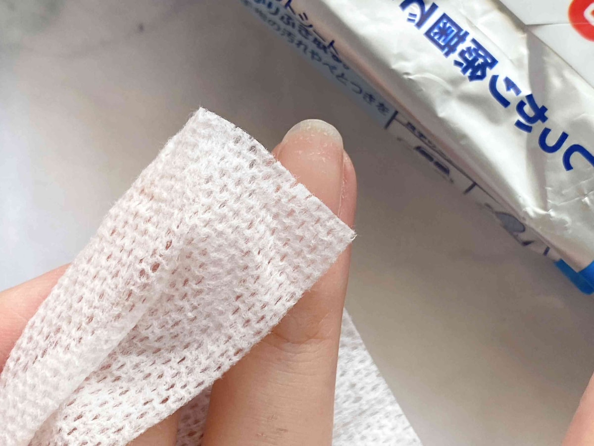 2.爪に残ったのりをウェットティッシュで拭き取る