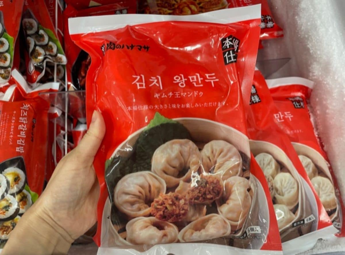 肉のハナマサの「キムチ王マンドゥ」はキムチ入りでピリ辛の餃子