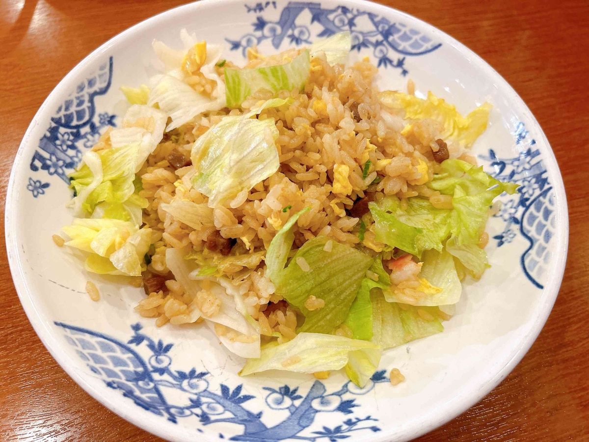 彩りがきれいで薄めの味付けが何にでも合う「レタスチャーハン」