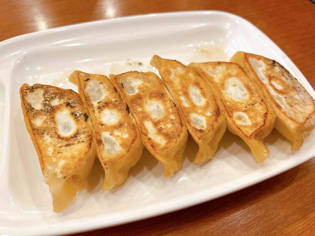 おかずにもお酒のつまみにもなれる優秀メニュー「本格焼餃子」