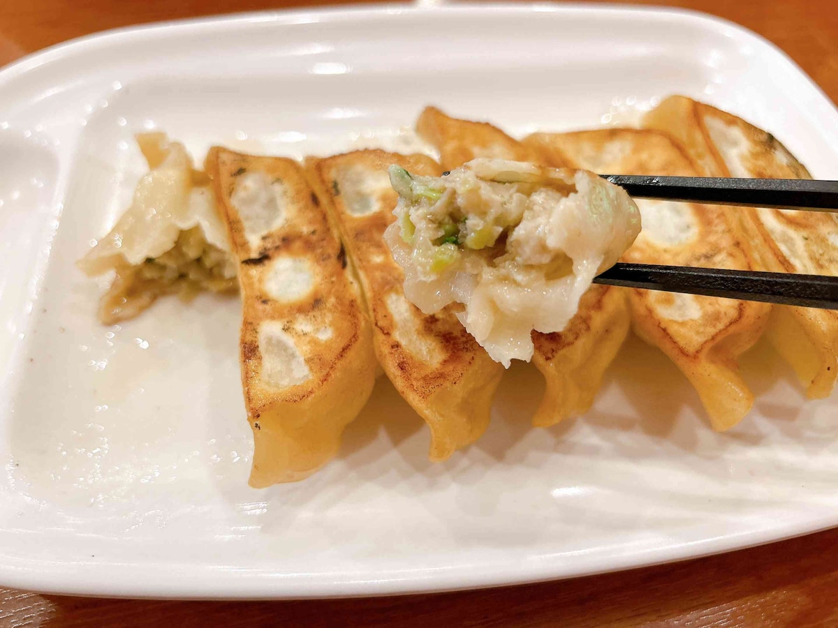 中は餡がぎっしり。にんにくとニラがかなり濃く、少し辛さもある