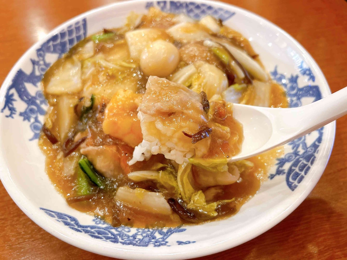 ご飯の白いところがなくなるくらい餡がたっぷり