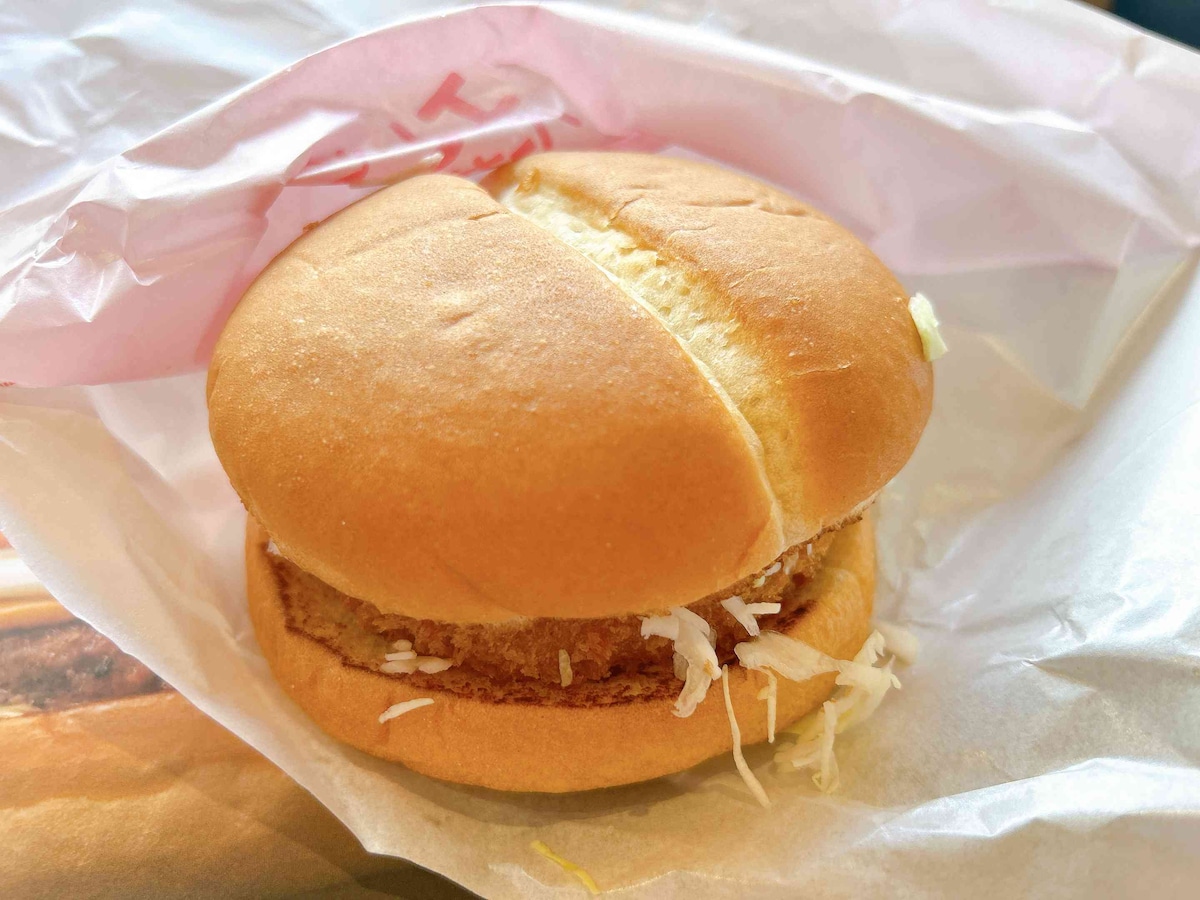 ぷりぷりのエビとレモンが香るタルタルソースがおいしすぎる「エビバーガー」