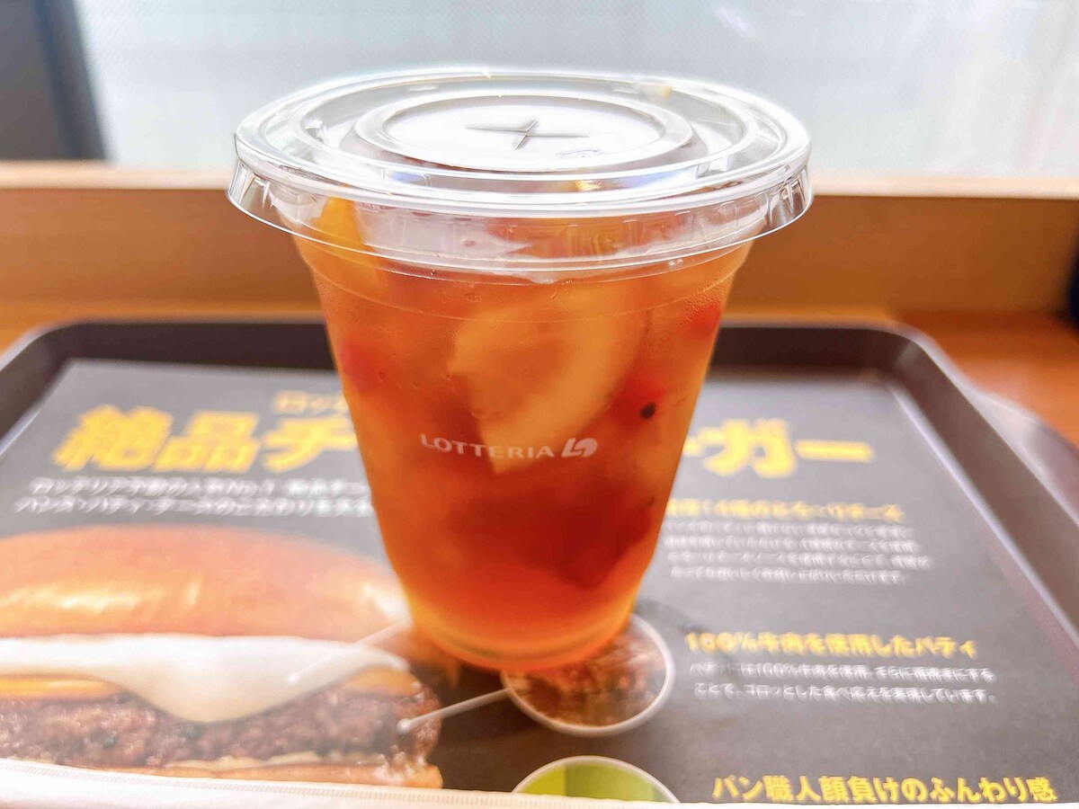 フルーツたっぷりでリッチな気分を味わえる「トロピカルフルーツアイスティー」