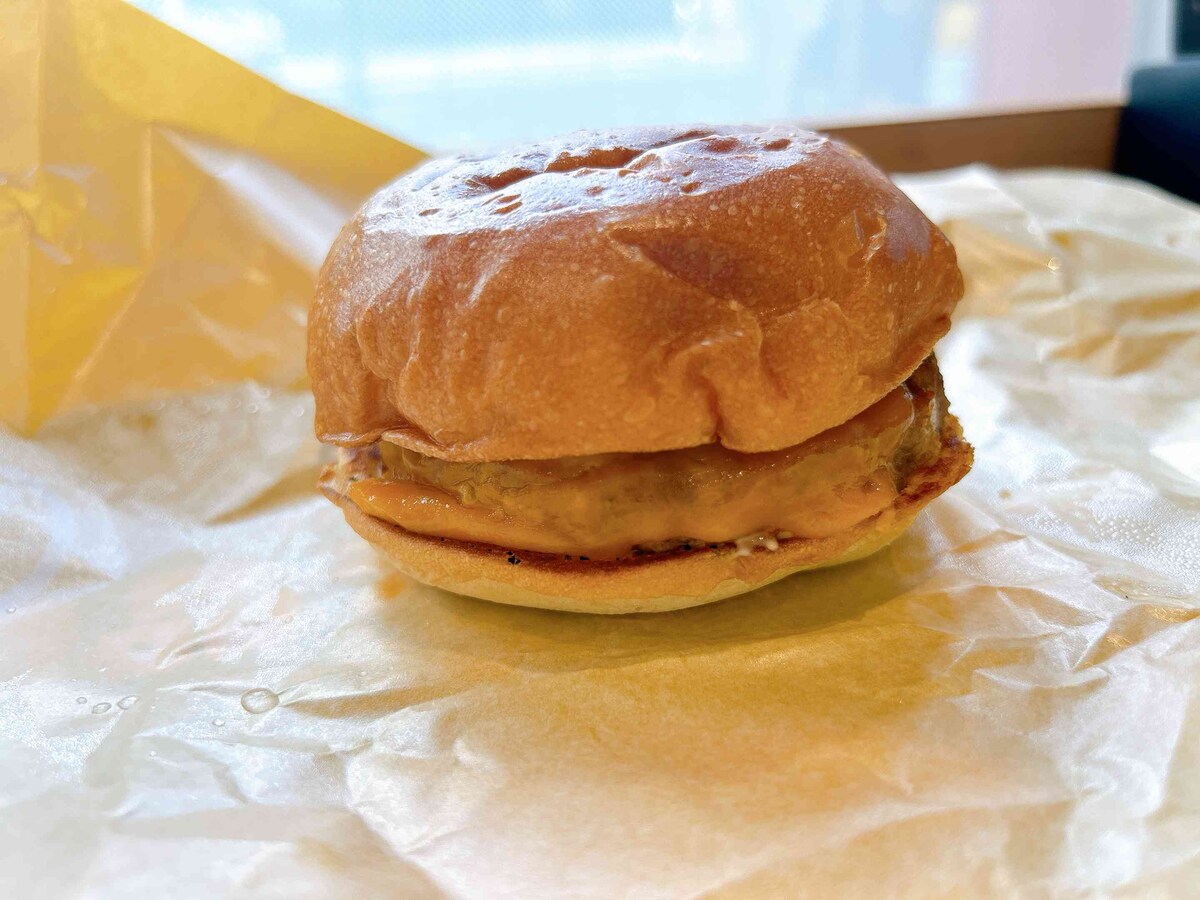 肉厚100％ビーフパティ×濃厚チーズは最強の組み合わせ