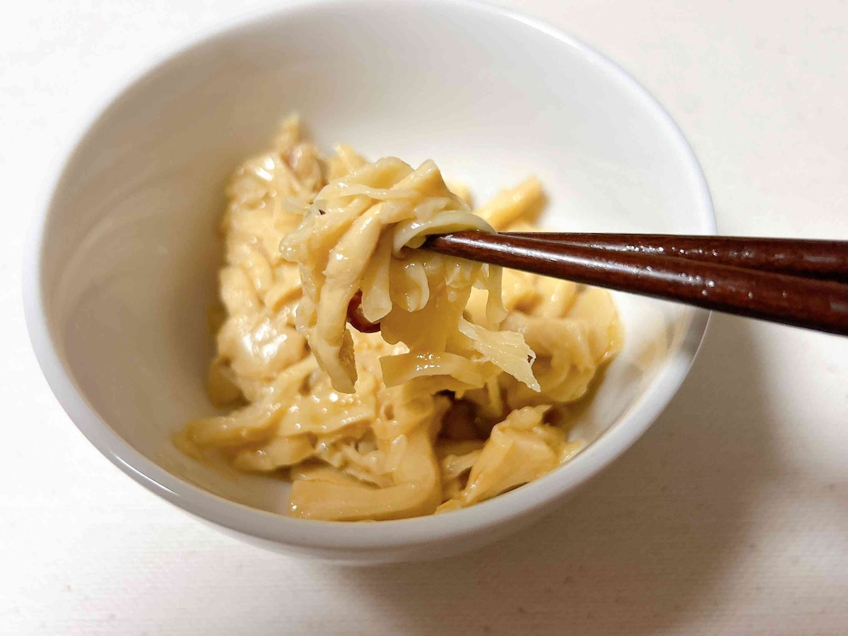 お酒も箸も進むピリ辛な味付け