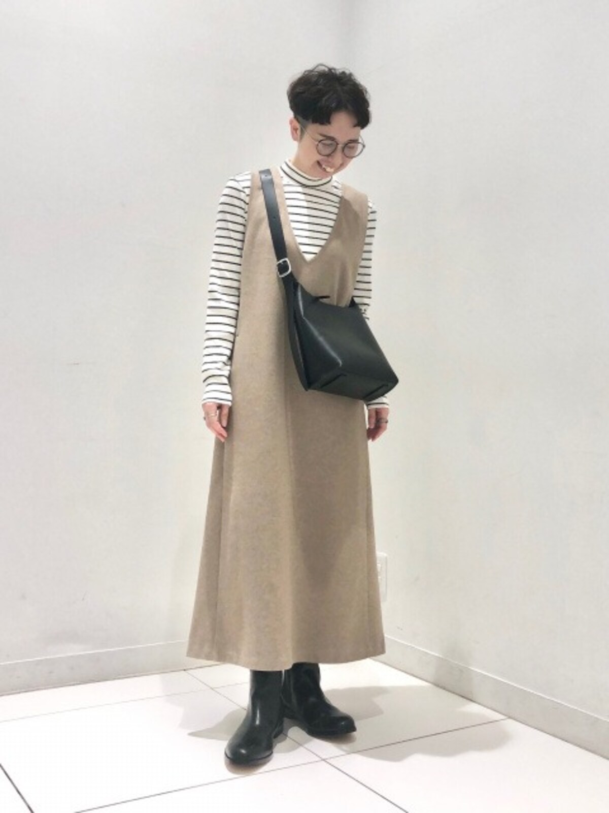 Vネックのアイテムに重ねて、ちら見せしてもアクセントに◎　出典：StyleHint