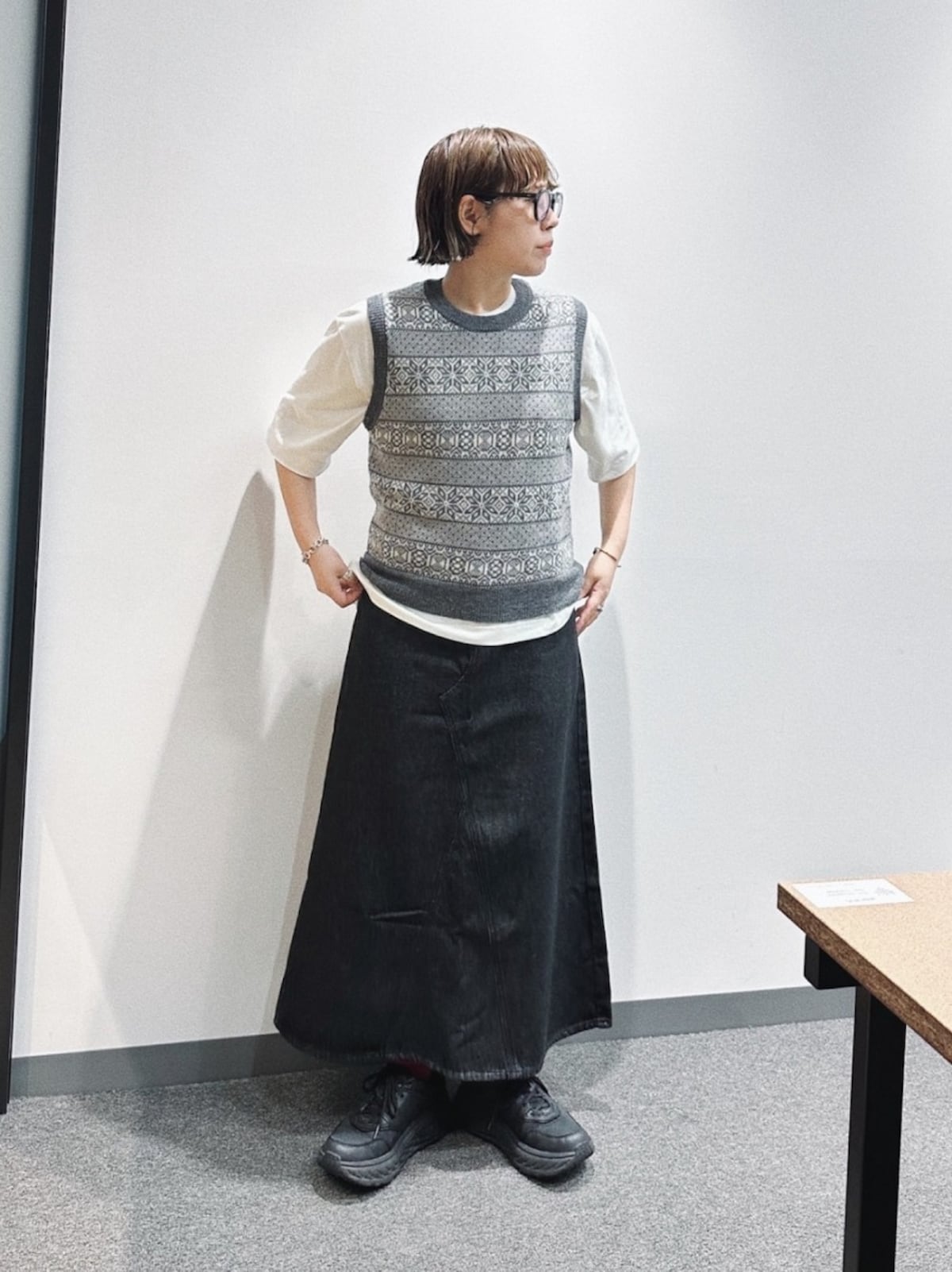 デニムスカートもブラックならよりスタイリッシュに着られます　出典：WEAR