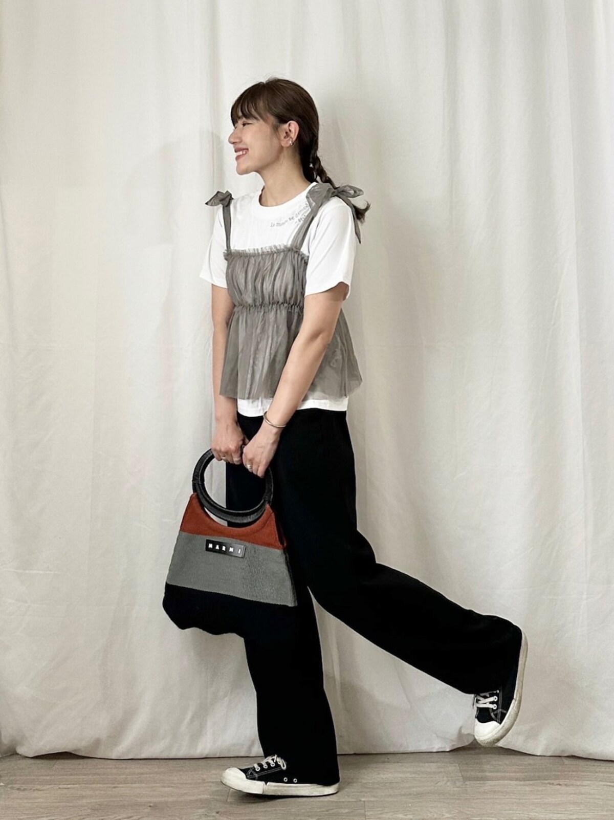 一足あるとオールシーズンはける、ブラックのシンプルなスニーカー　出典：WEAR