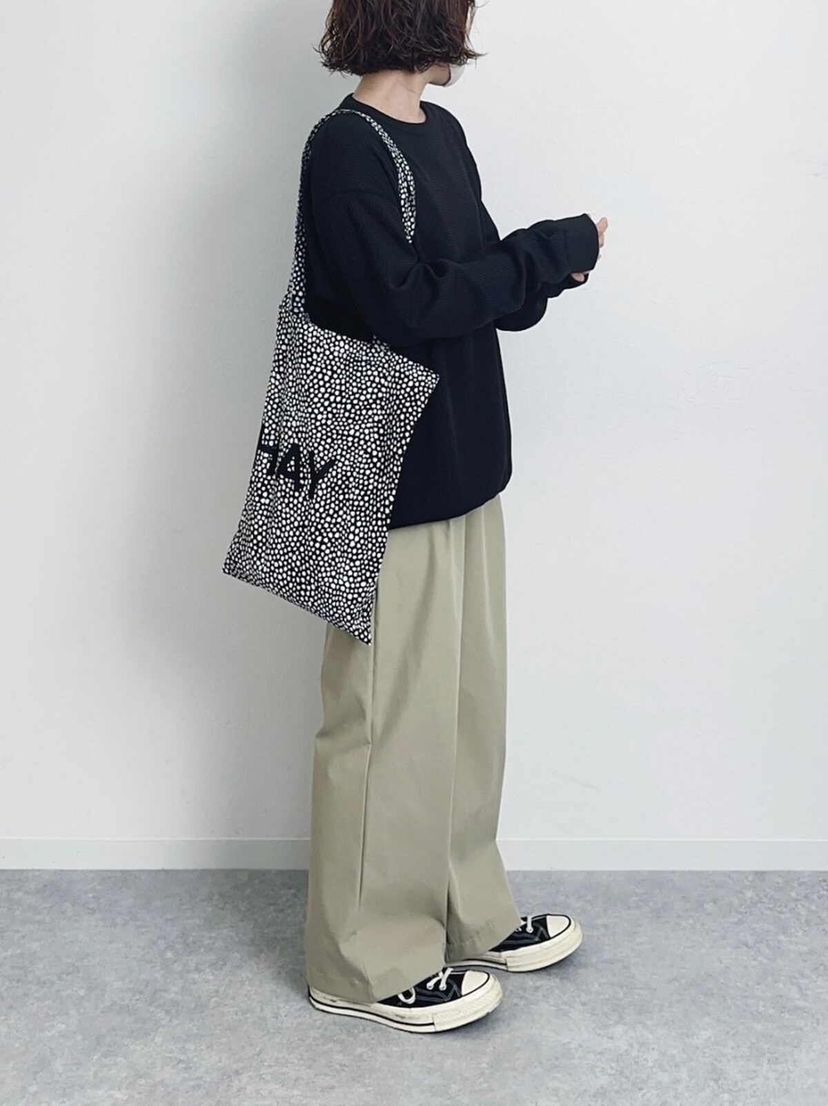 シンプルで着やすいワッフル加工のトップスは万能　出典：WEAR