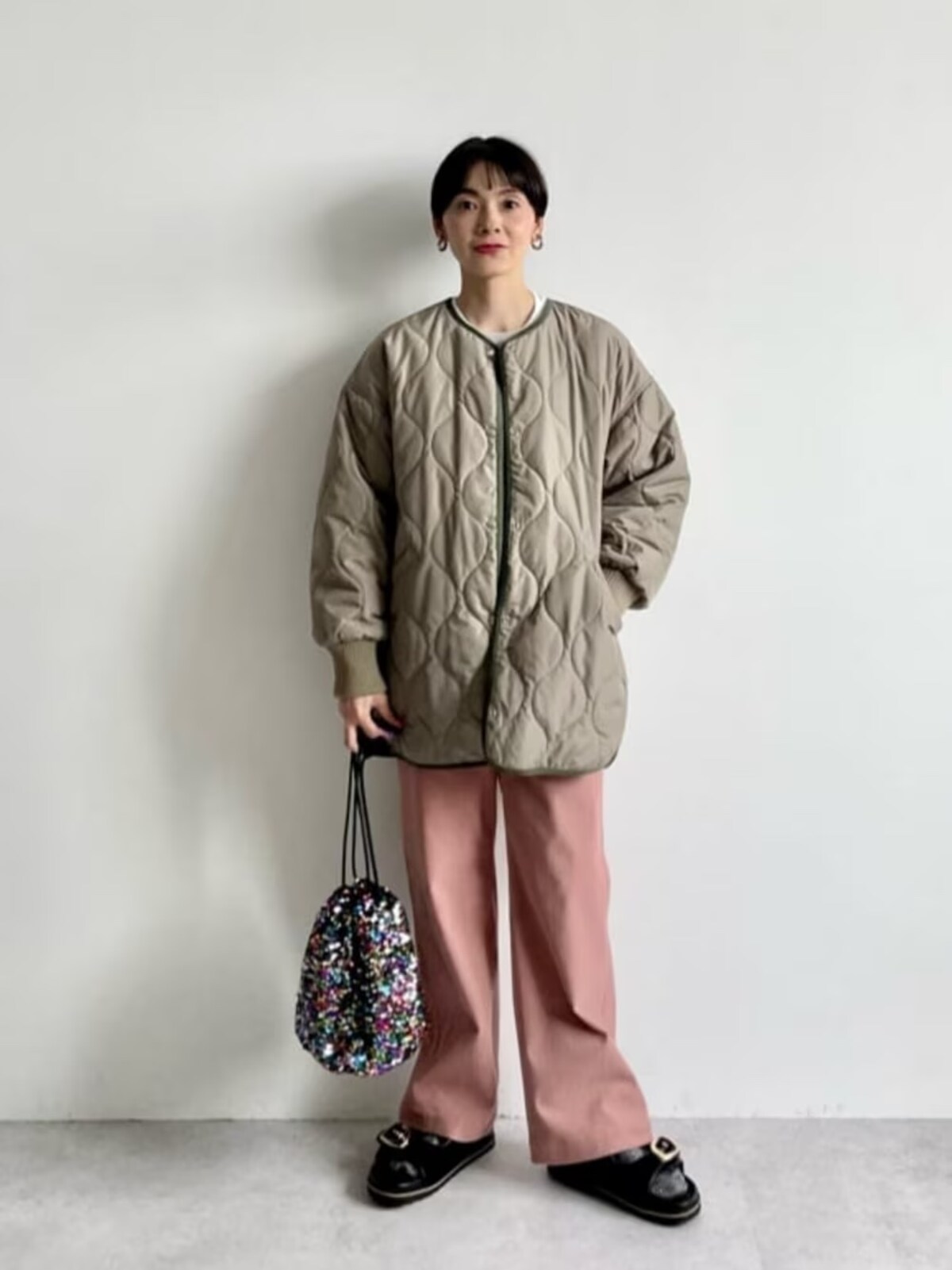 【OKコーデ】キルティング素材のアウターにはパンツやナロースカートをあわせて　出典：WEAR