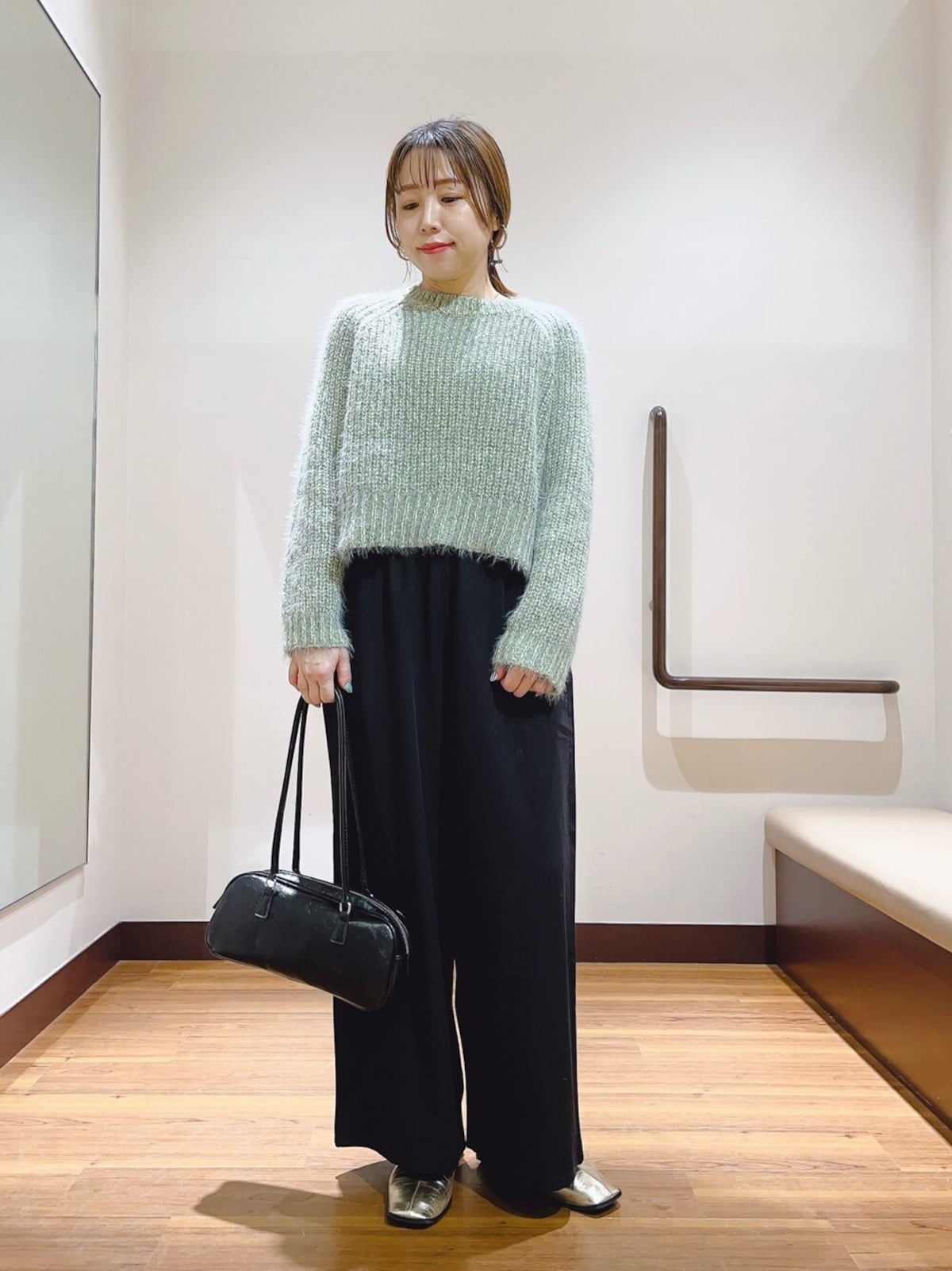 【OKコーデ】淡い色のニットは短め丈を選び、黒のボトムスを合わせると簡単にすっきり　出典：WEAR