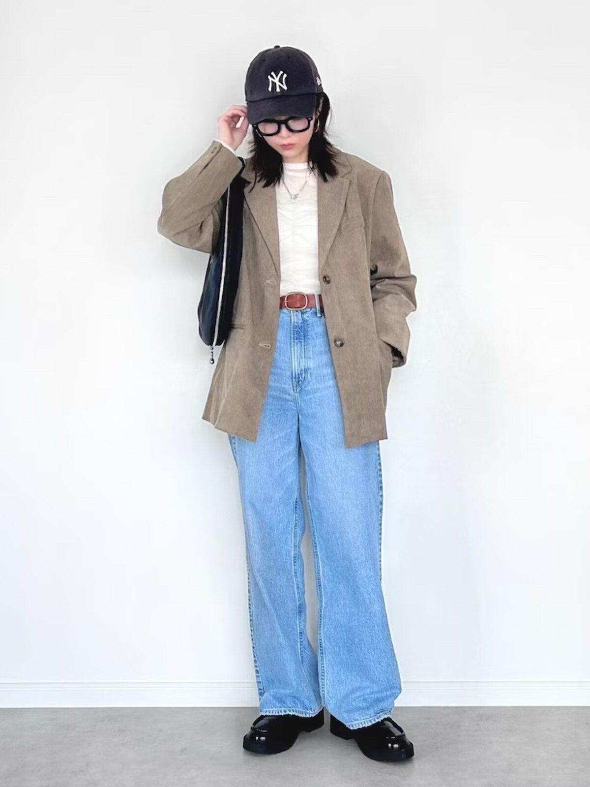 トレンドのかっちりとしたジャケットを合わせて今っぽく　出典：WEAR