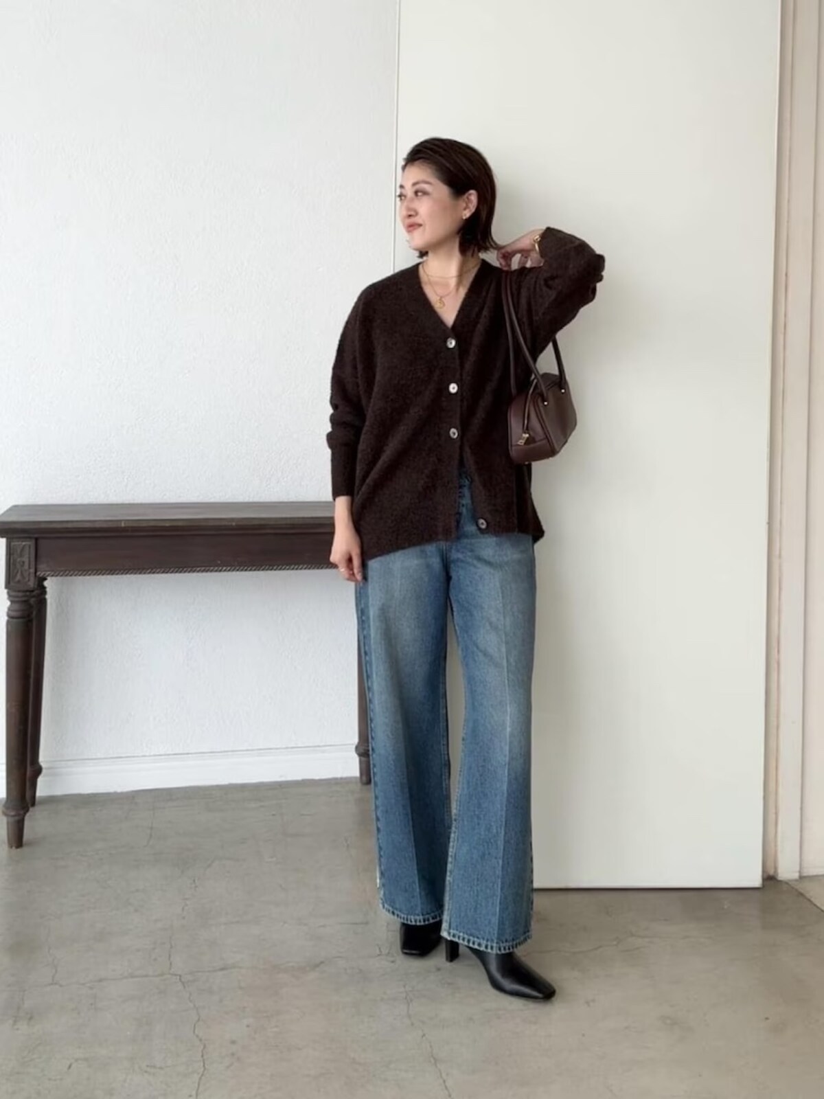 ラメ入りカーディガンと合わせて大人のシックなデニムコーデ　出典：WEAR