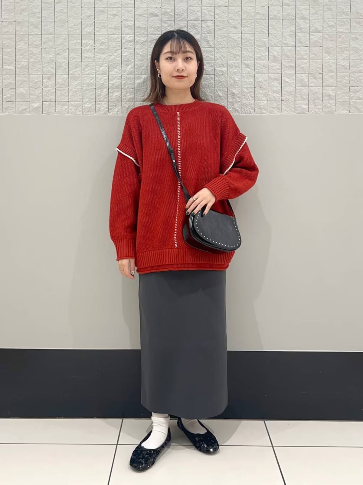ゆったりしたニットはホリデームードを盛り上げる「レッド」をチョイス 出典:WEAR