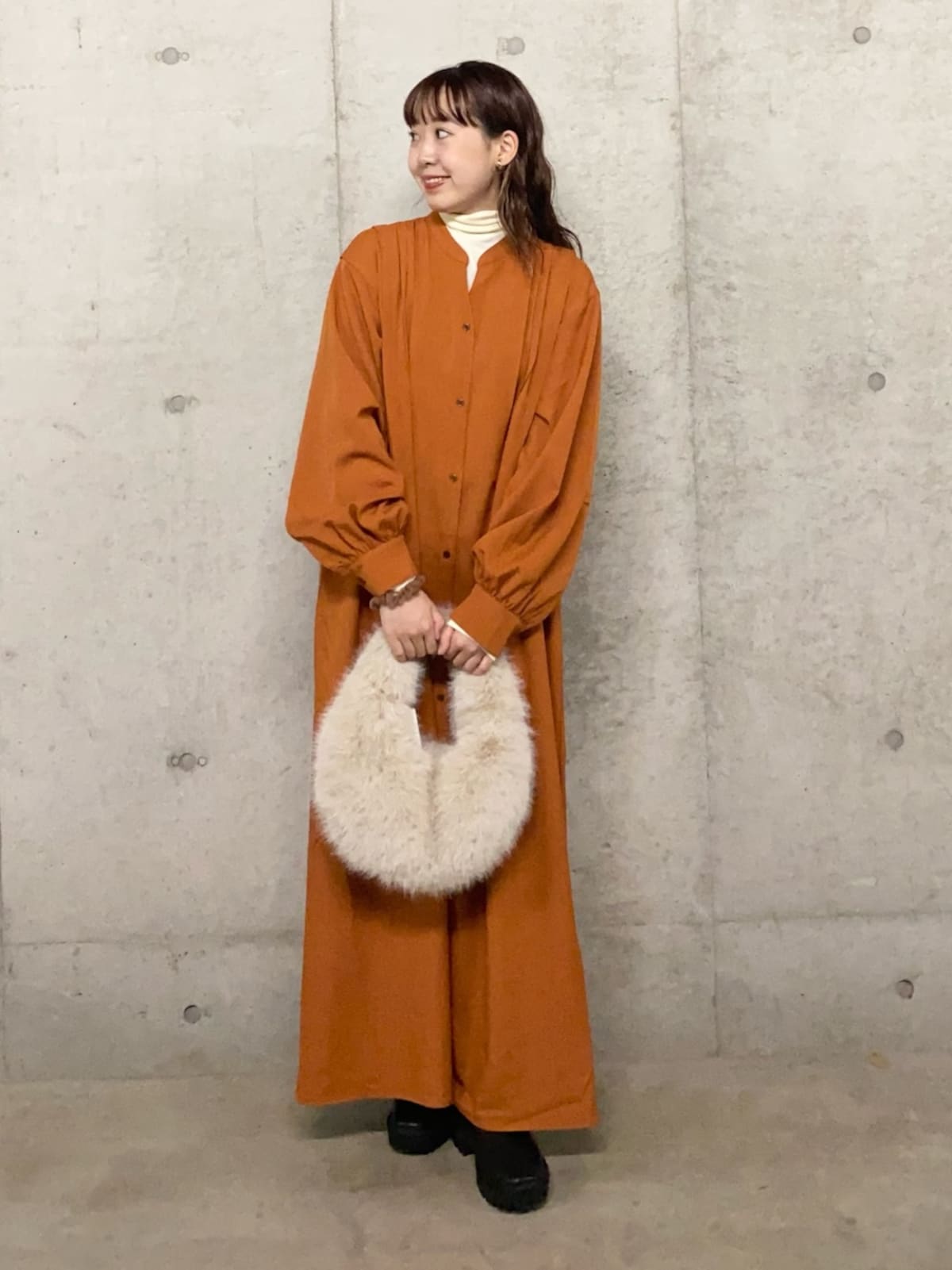 秋らしいオレンジのシャツワンピースはハロウィンのムードにもフィット 出典:WEAR