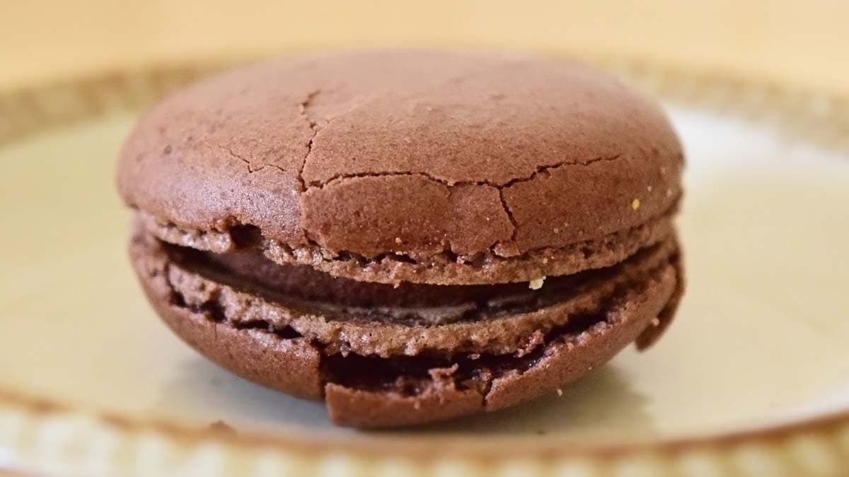 マカロン生地は軽めの口当たりで、チョコレートクリームは甘さがおとなしめ。