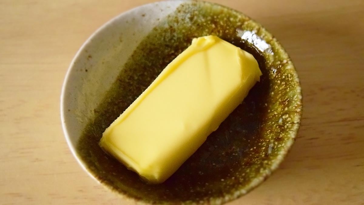 「ウエストゴールド有塩バター」よりもさらに黄色味がかかっています。