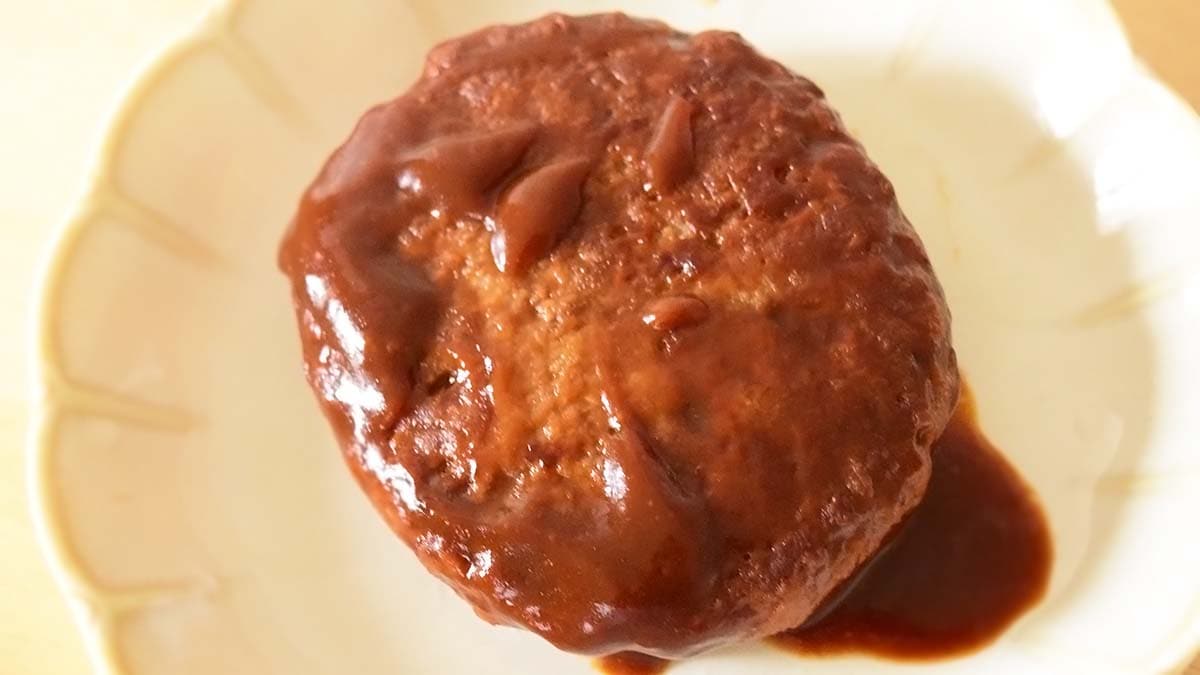 ハンバーグにはデミグラスソースがしっかりとかかっています