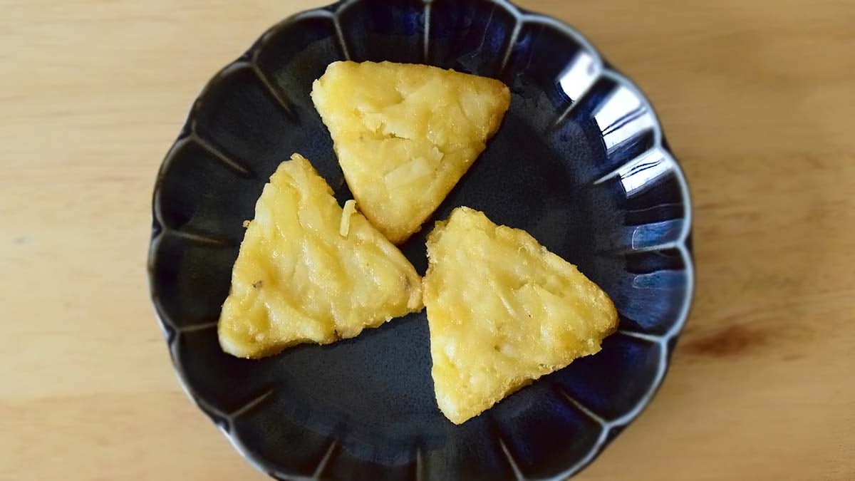 「チーズポテト」は、ハッシュドポテトにチーズを練り込み、三角形に仕上げています。