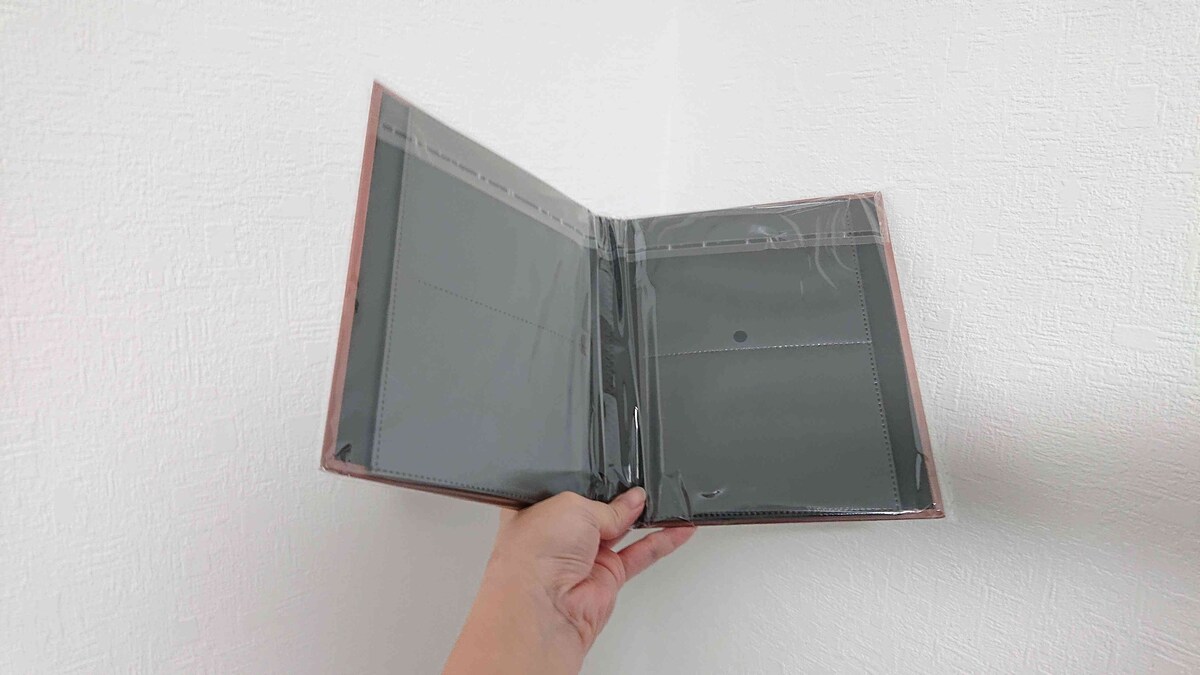 セリアの「seria L判フォトアルバムクラシック 2段 72ポケット」は開くと黒が広がる