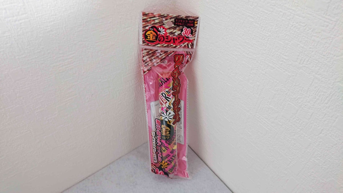 セリアの「キラキラゴールド メタルテープ仕様 金のシャワー」