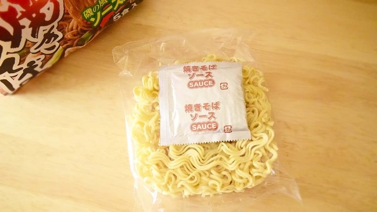インスタント焼きそば1食分につき、粉末ソースが1袋。