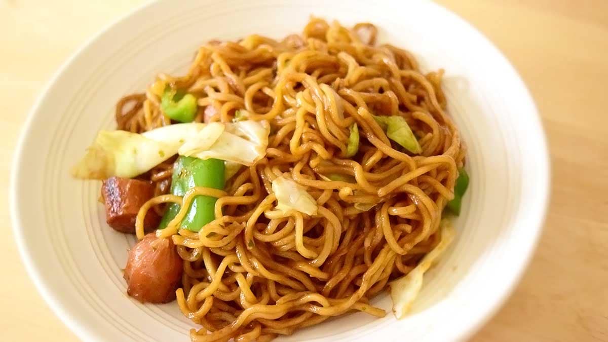 自宅保管していた野菜やソーセージを加えて調理。