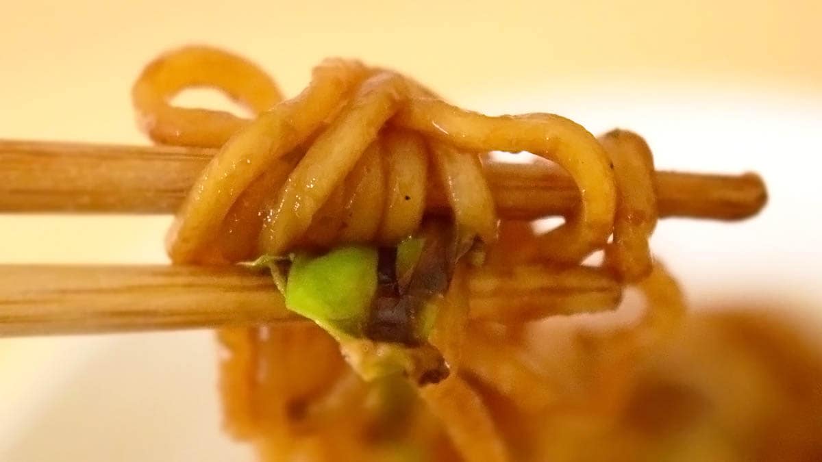 ソースはやや甘めの味付けで、麺はつるつる。