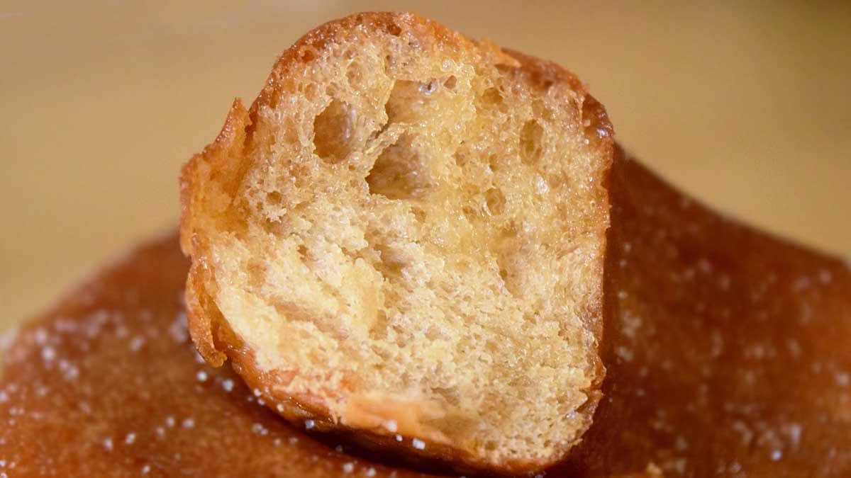 生地が香ばしくて甘さはおとなしめ。やや油っこくてチープな味わい