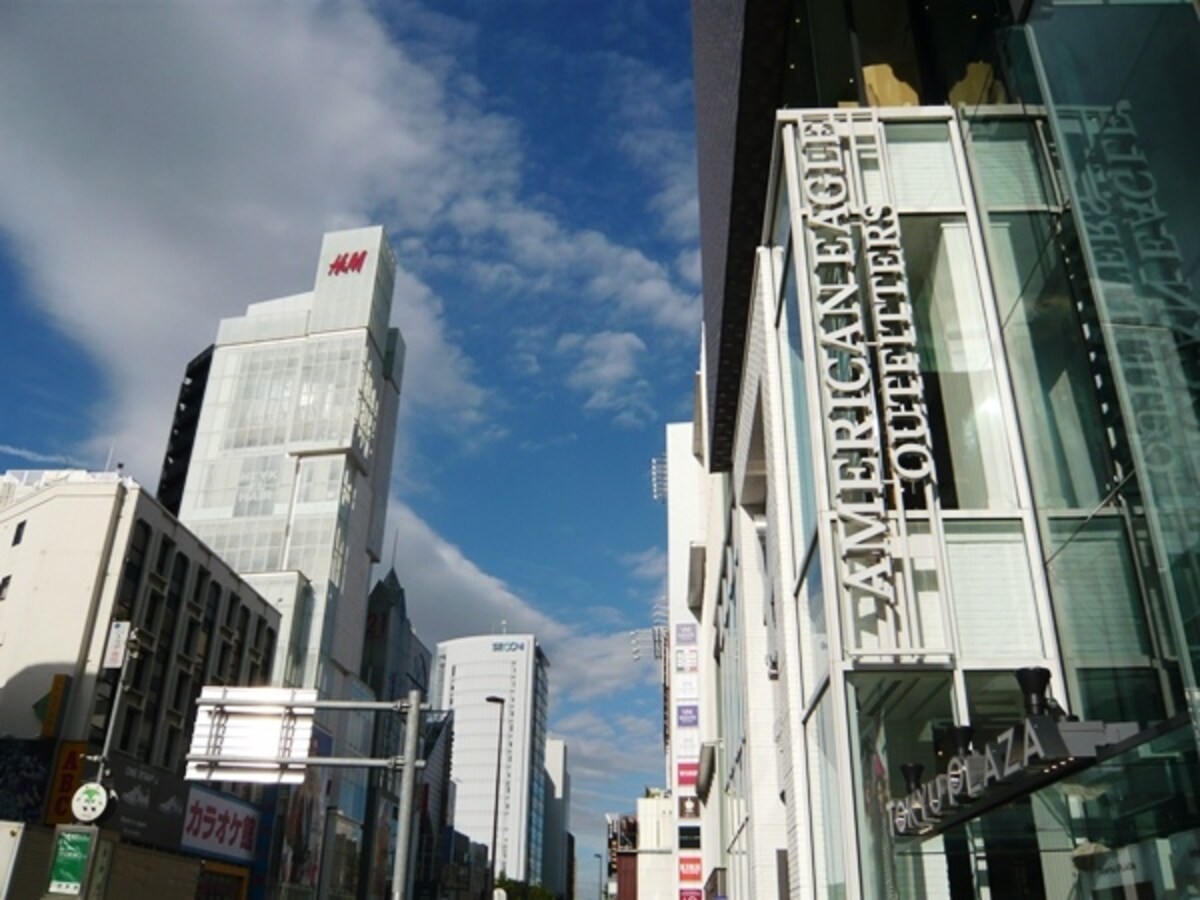 神宮前交差点のファストファッション店