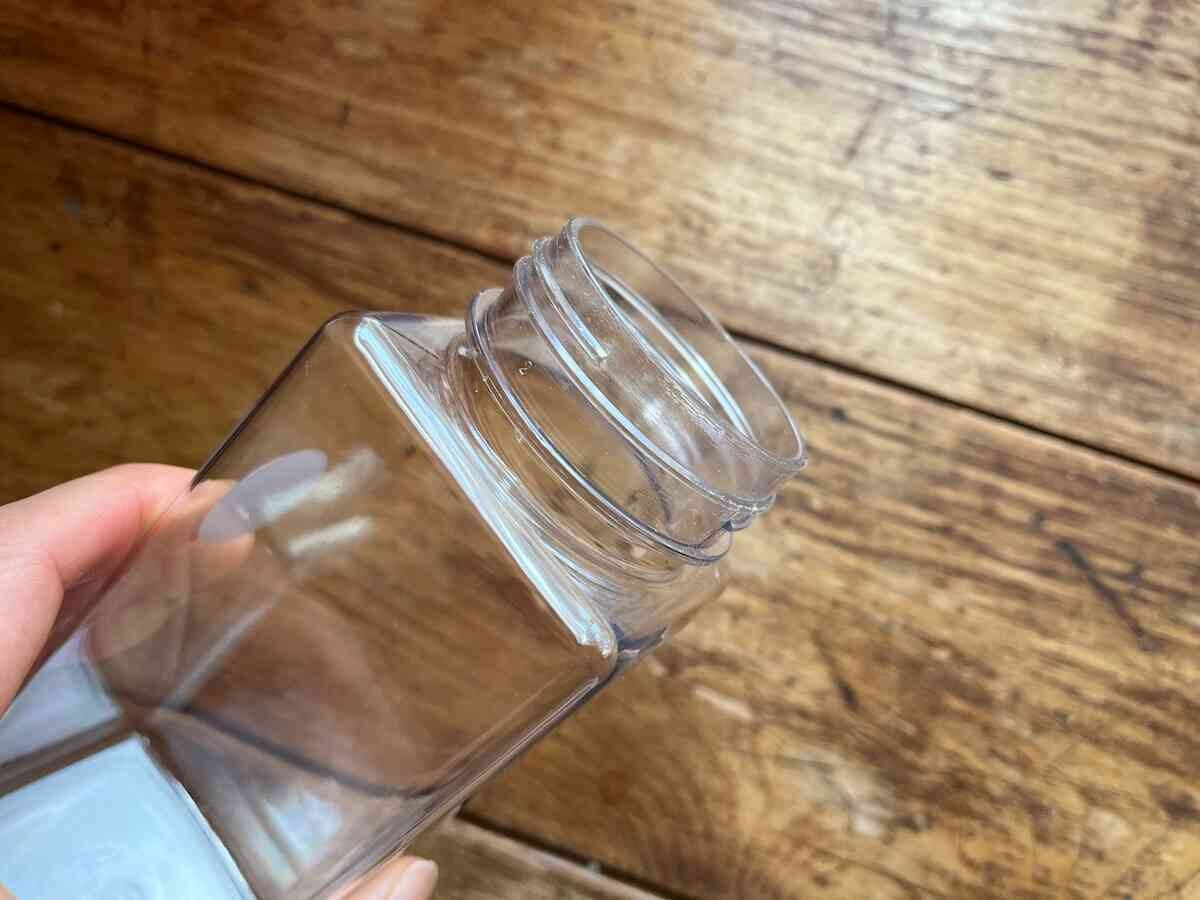 ダイソーの「ドリンクボトル（スクエア、蓋木目調、540mL）」の口部分