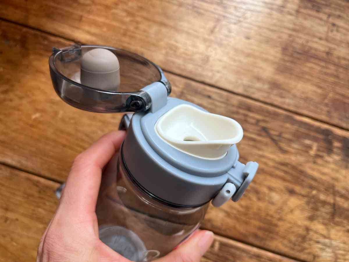 ダイソーの「茶こし付ワンタッチ式ボトル（400mL）」は飲みやすい口