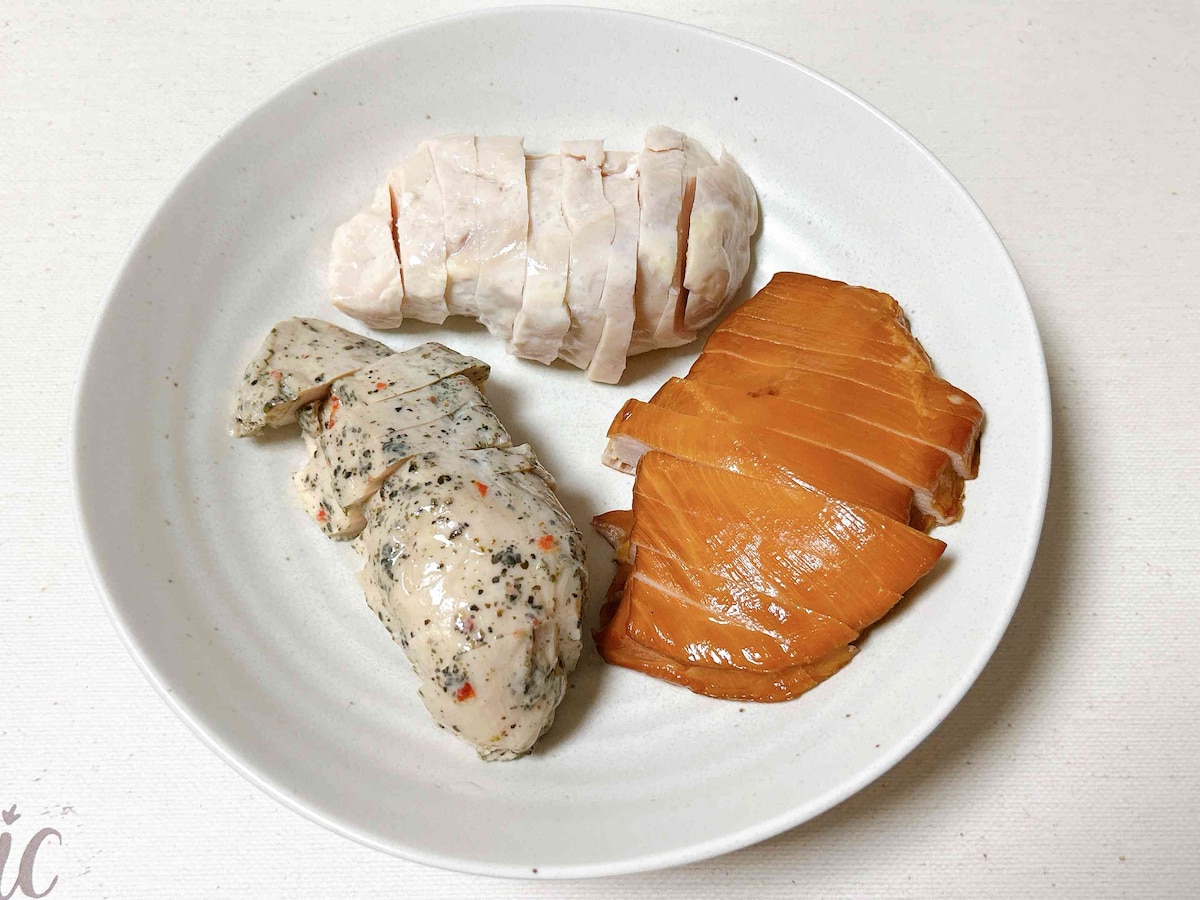 ダイエット中や糖質制限中でも気兼ねなく食べられるファミマのサラダチキンがイチオシ！