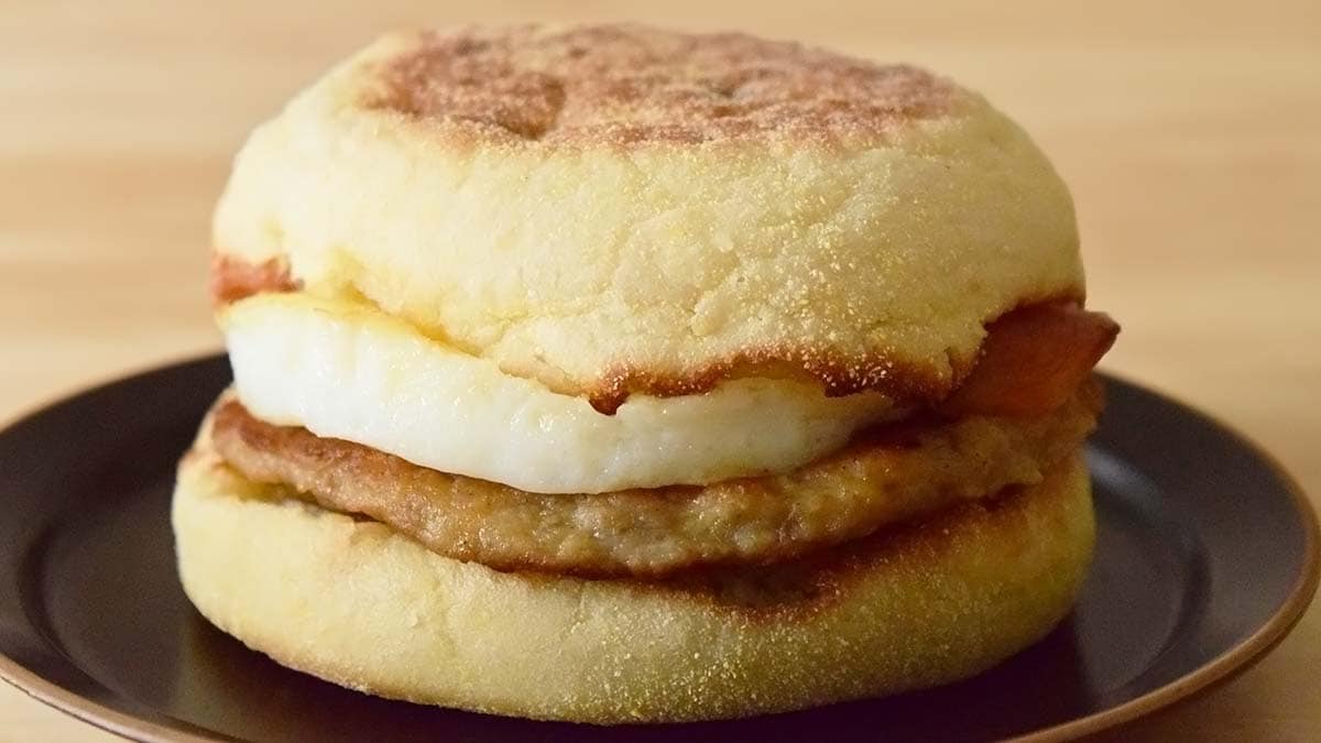 イングリッシュマフィンに、月に見立てたたまごにソーセージパティとスモークベーコン、クリーミーで濃厚なトマトクリーミーソースがサンド
