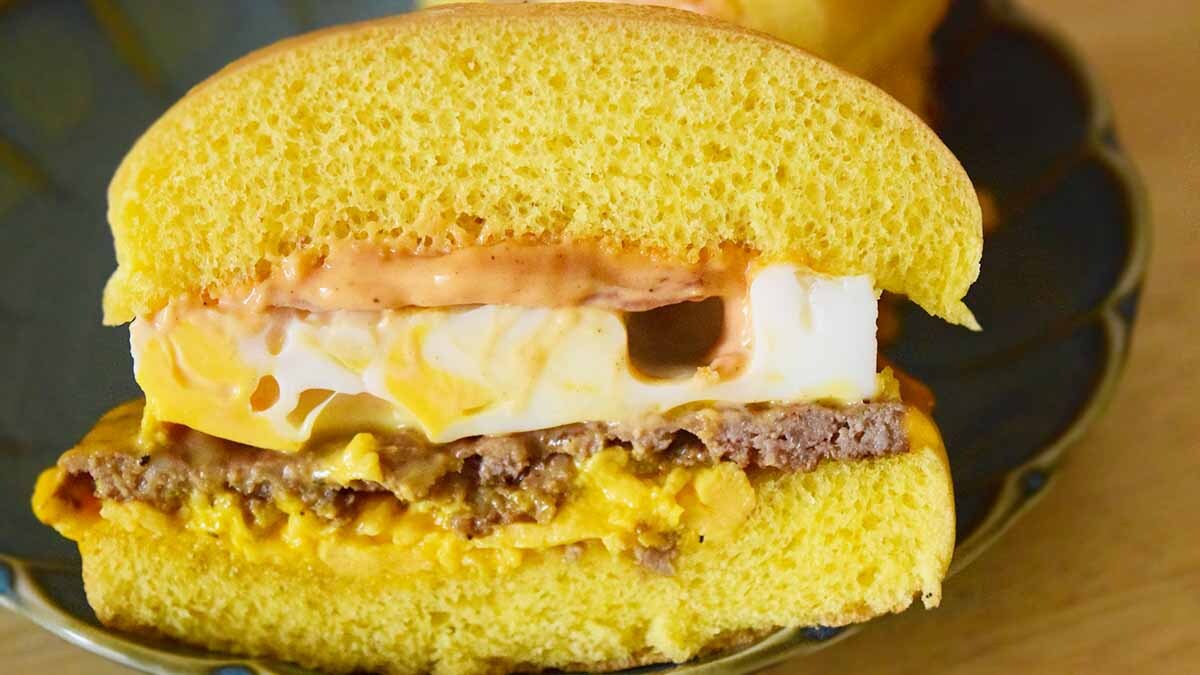 バンズはふんわりしていて、スクランブルエッグ風フィリングはバターの華やかな香りがします。