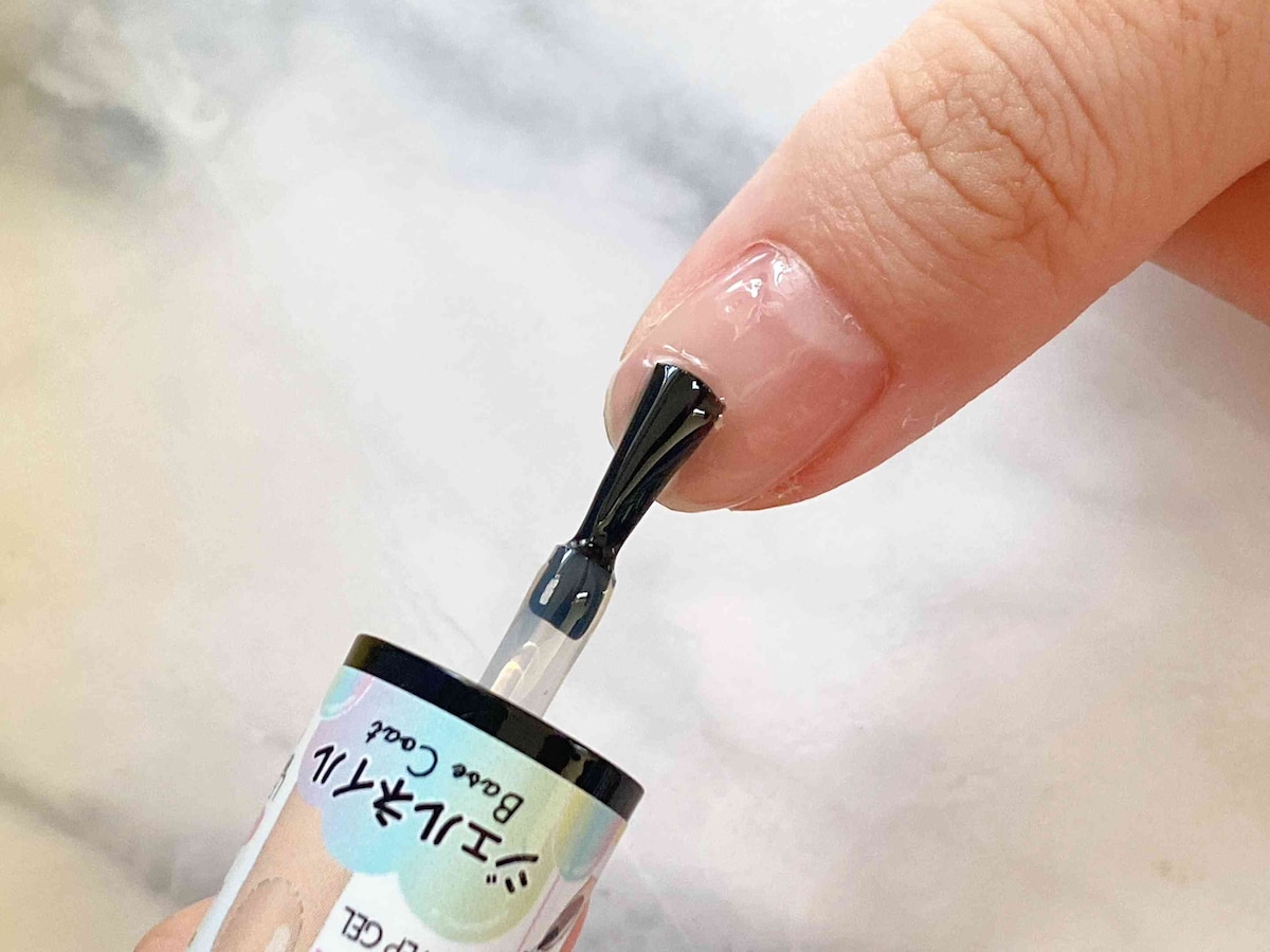 2.ベースジェルを塗る