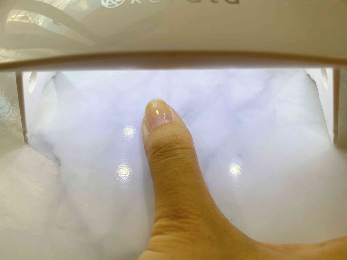 3.LEDライトで約1分、またはUVライトで約2分硬化する