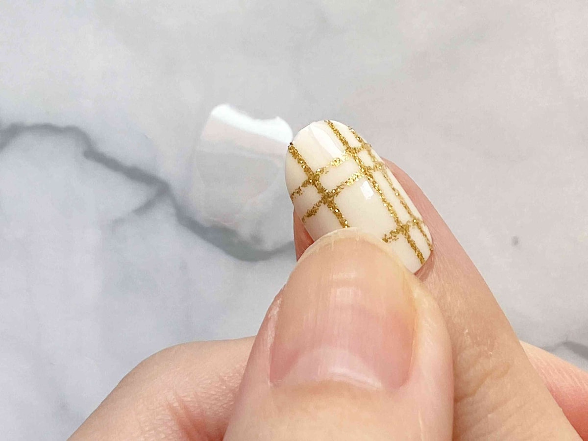 5.剥離紙を剥がし、ネイルチップを爪に貼る