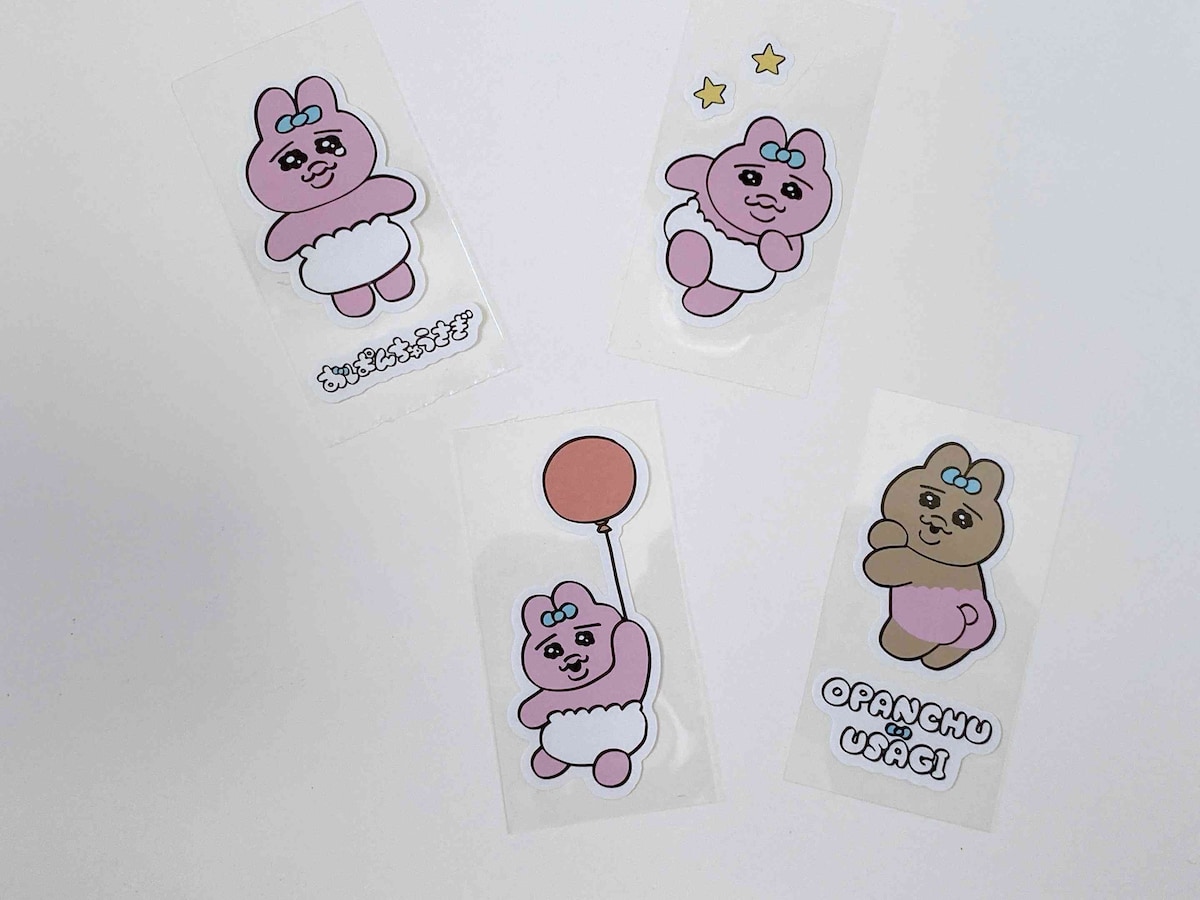台紙を切り離して、お気に入りの絵柄をスマホケースに挟むことも