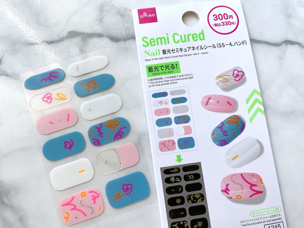 レトロポップなデザインがかわいいダイソーの「蓄光セミキュアネイルシール SS-4、ハンド」