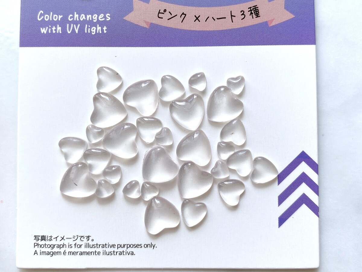 クリアのハートパーツがたっぷり30個入ったダイソーの「色が変わるネイルパーツ」