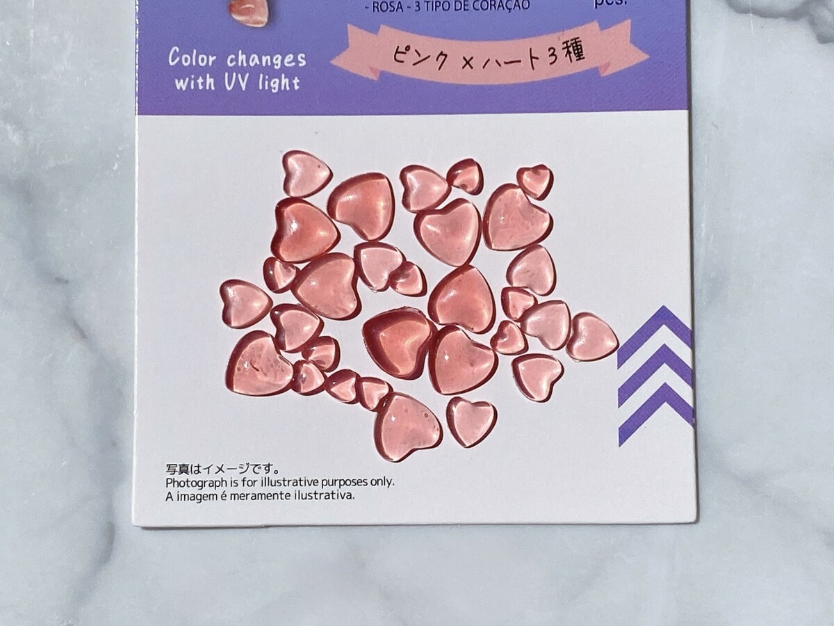 日光に軽く当てただけで、さっきまで透明だったハートがピンクに！
