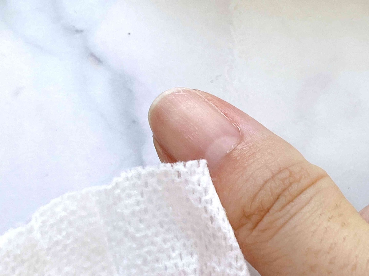 2.爪に残ったのりをウェットティッシュで拭き取る